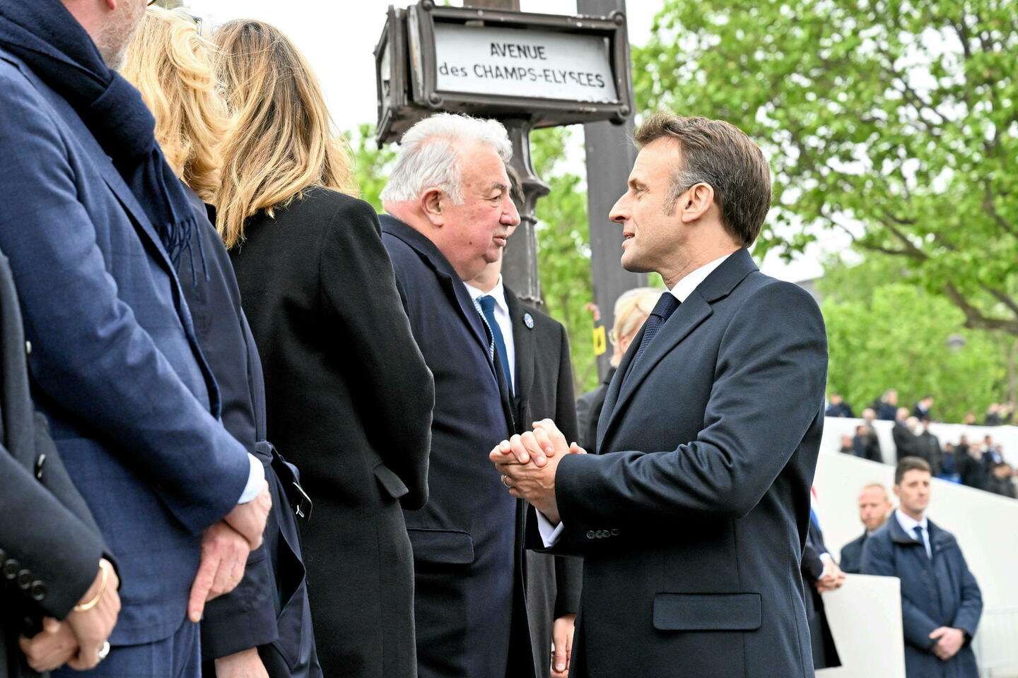 Emmanuel Macron et Les Républicains : vers un mariage de gré ou de force ?