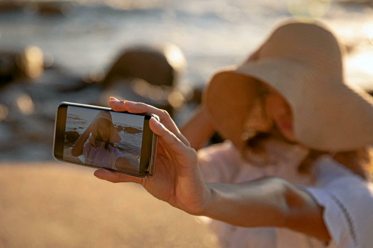 « Partage » ou « étalage » : pourquoi publie-t-on nos photos de vacances sur Internet ?