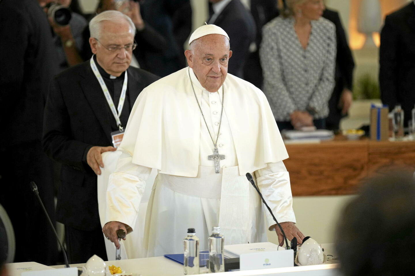 « Peut-on rire de Dieu ? » : le pape François répond devant une centaine d'acteurs et humoristes