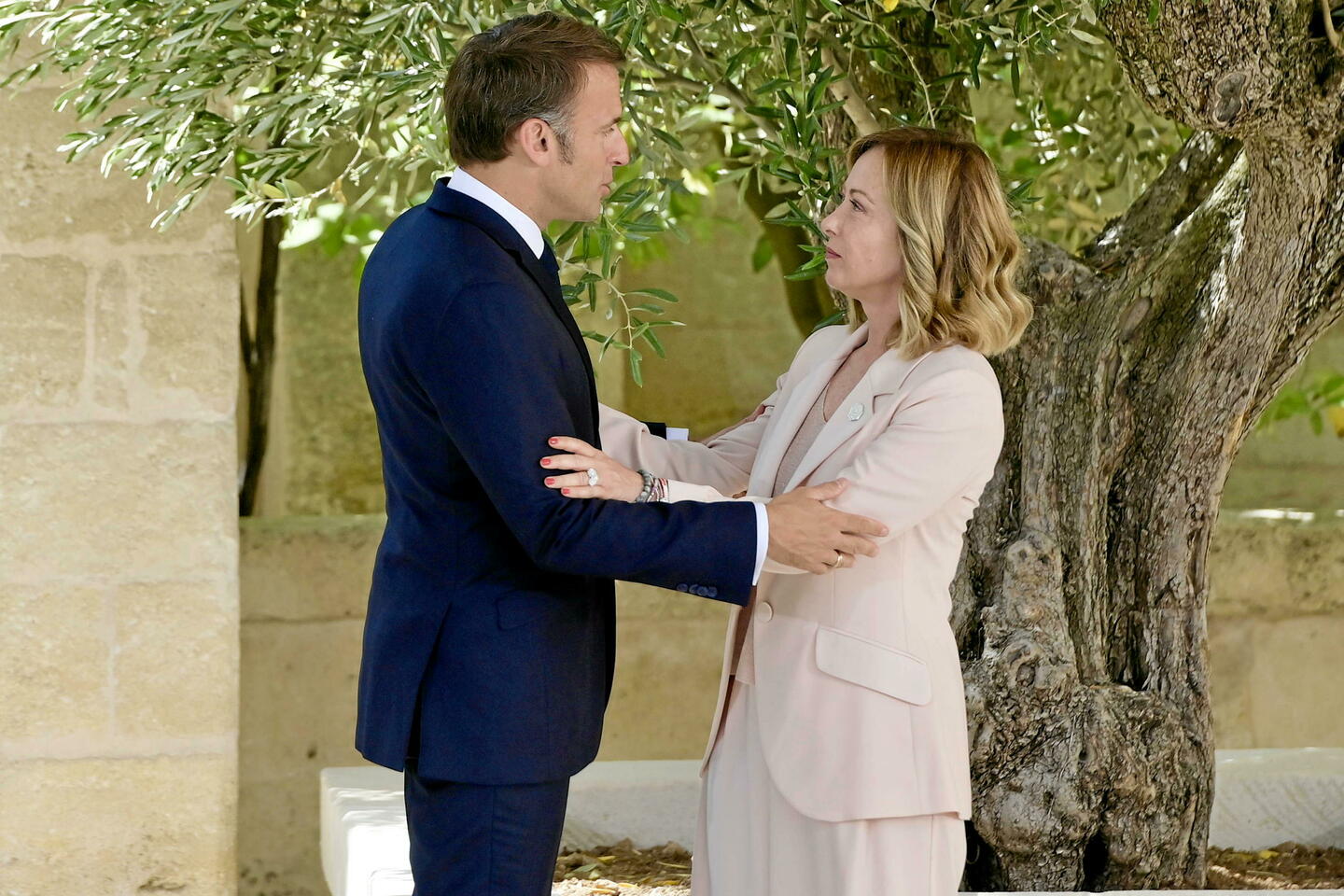 « Un chef-d?????uvre à l???envers de Macron » : en Italie, stupéfaction et...
