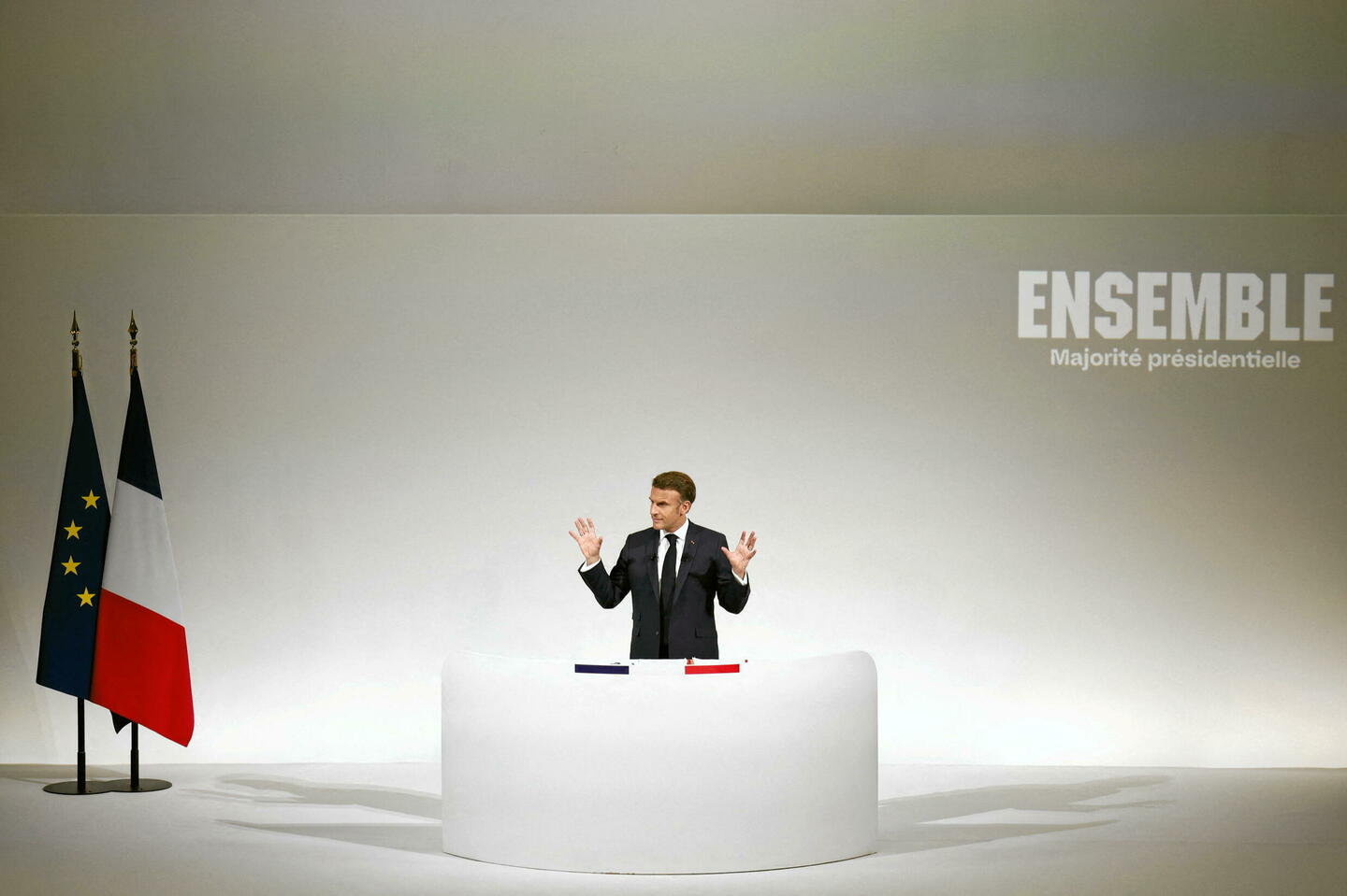 Emmanuel Macron appelle les « forces républicaines » à « construire une majorité...