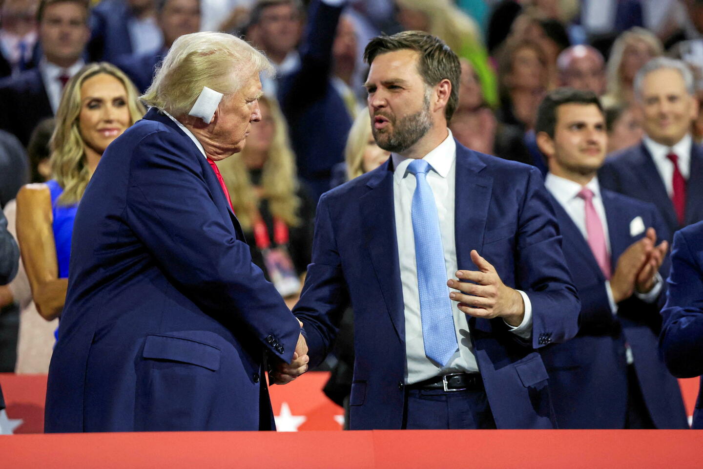 L'oreille bandée, Trump ovationné à Milwaukee et officiellement désigné candidat 
