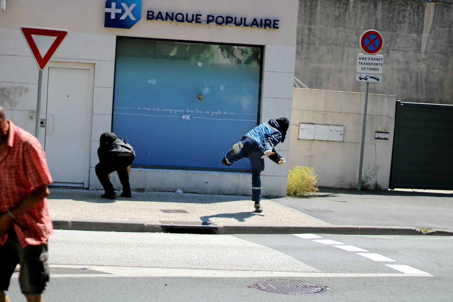 Manifestation des « antibassines » : à La Rochelle, entre bouée licorne et boules de...