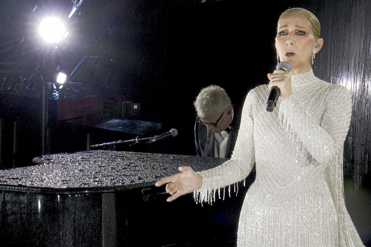 JO 2024 : la résurrection de Céline Dion au sommet de la Tour Eiffel