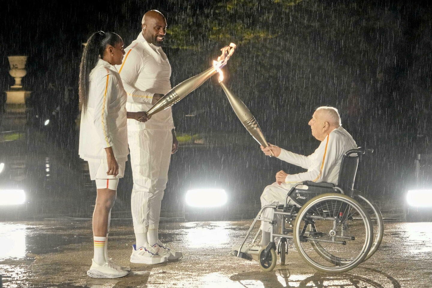 Qui est Charles Coste, l???athlète en fauteuil roulant qui a transmis la flamme à Teddy Riner et...
