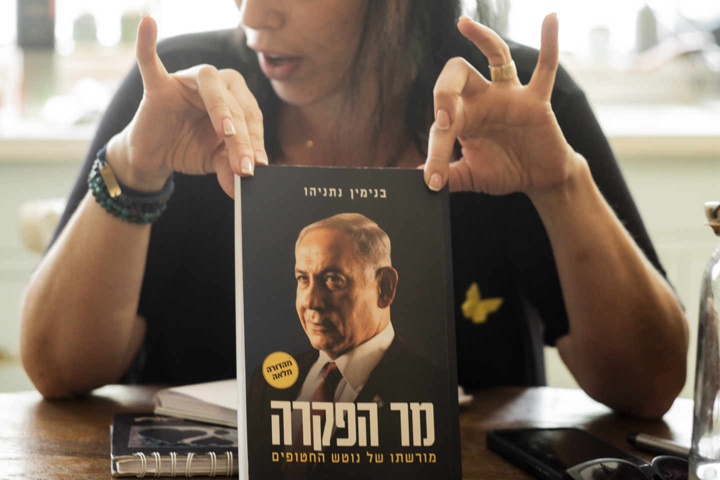 En Israël, un réquisitoire croque Netanyahou en « Monsieur Abandon »