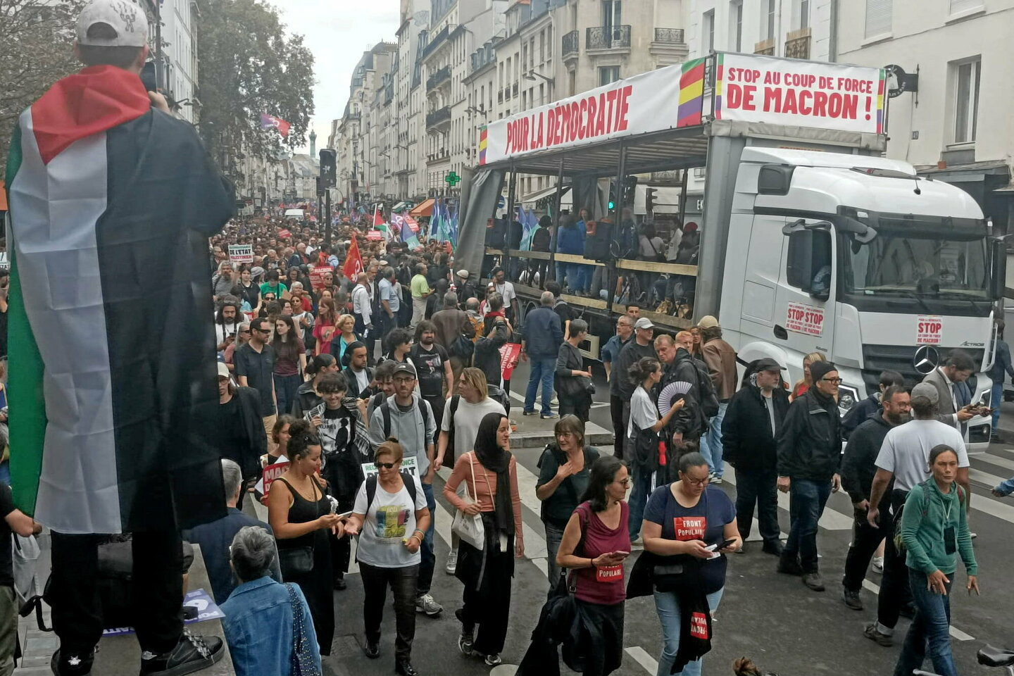 Manifestation contre Barnier : à Paris, le « coup de force de Macron » ne passe pas