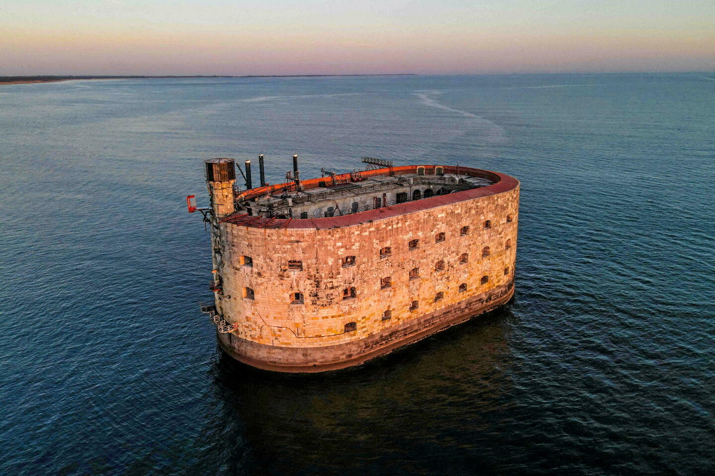 Pourquoi les archéologues s???invitent au fort Boyard