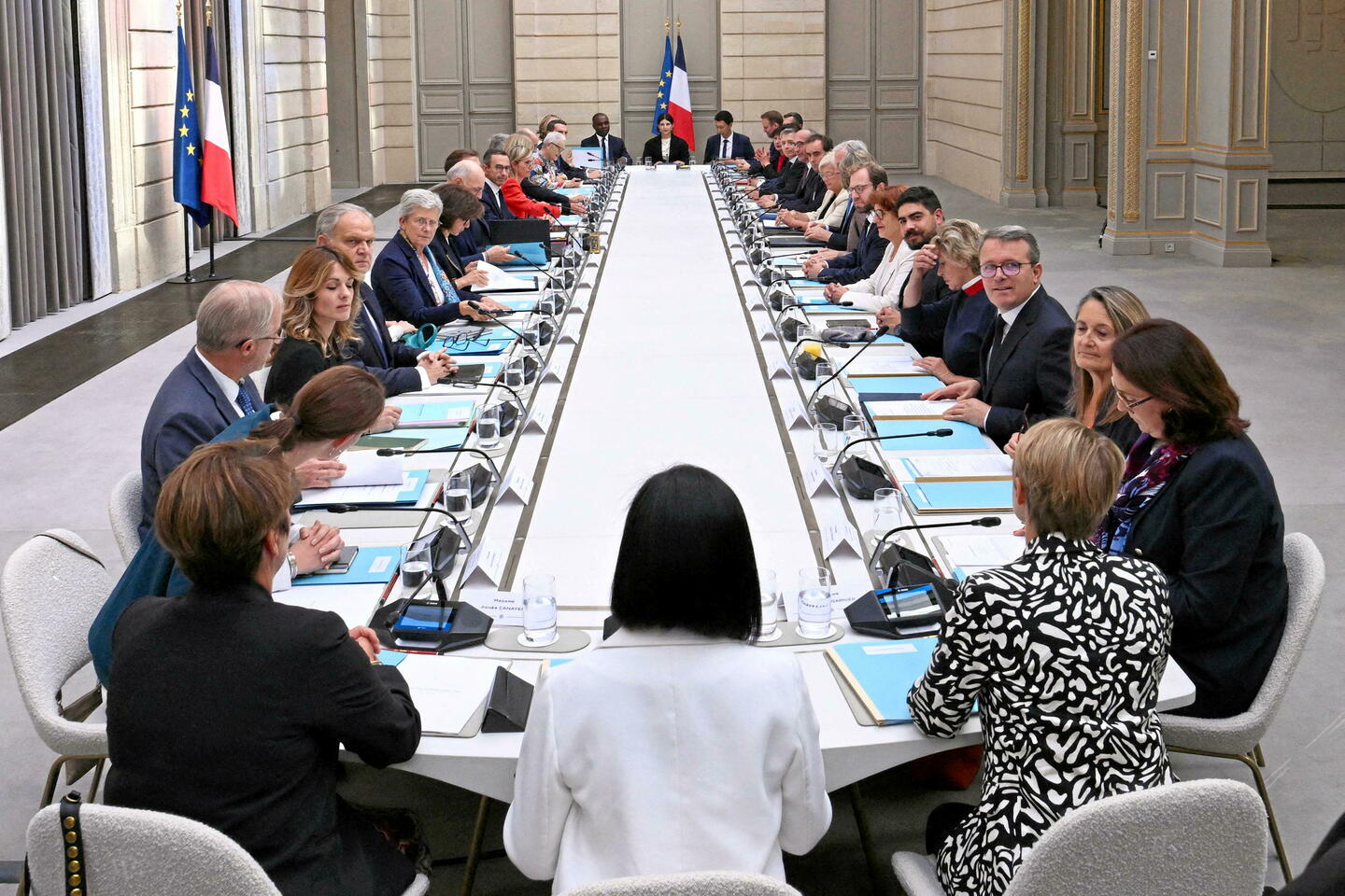 Cérémonies de passation, conseil des ministres : le gouvernement Barnier entre en action