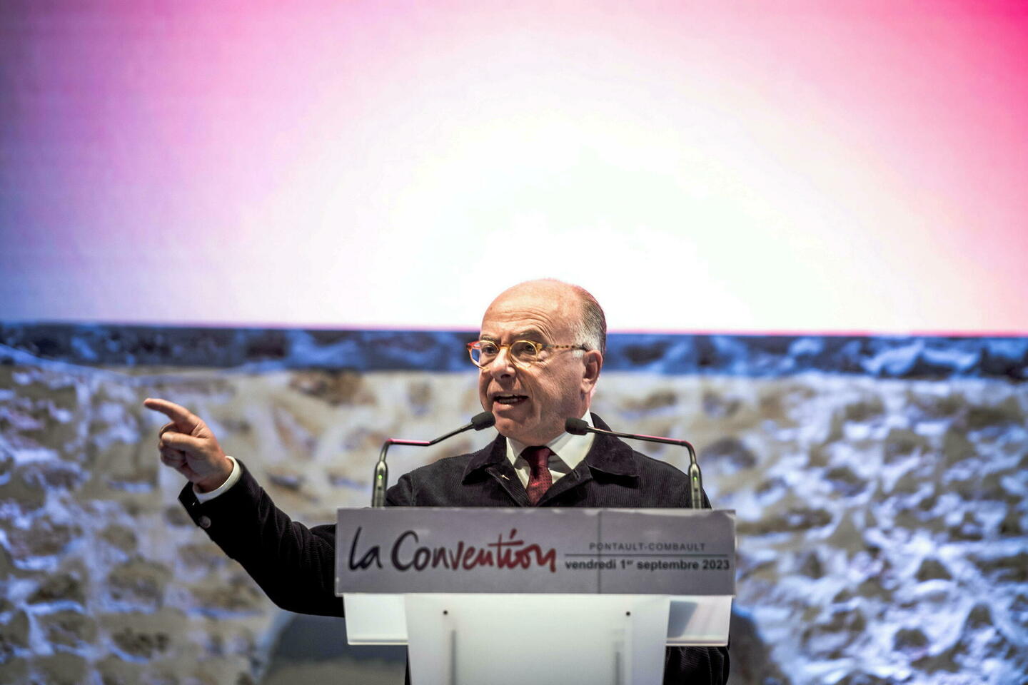 L???étonnante tournée politique de Bernard Cazeneuve