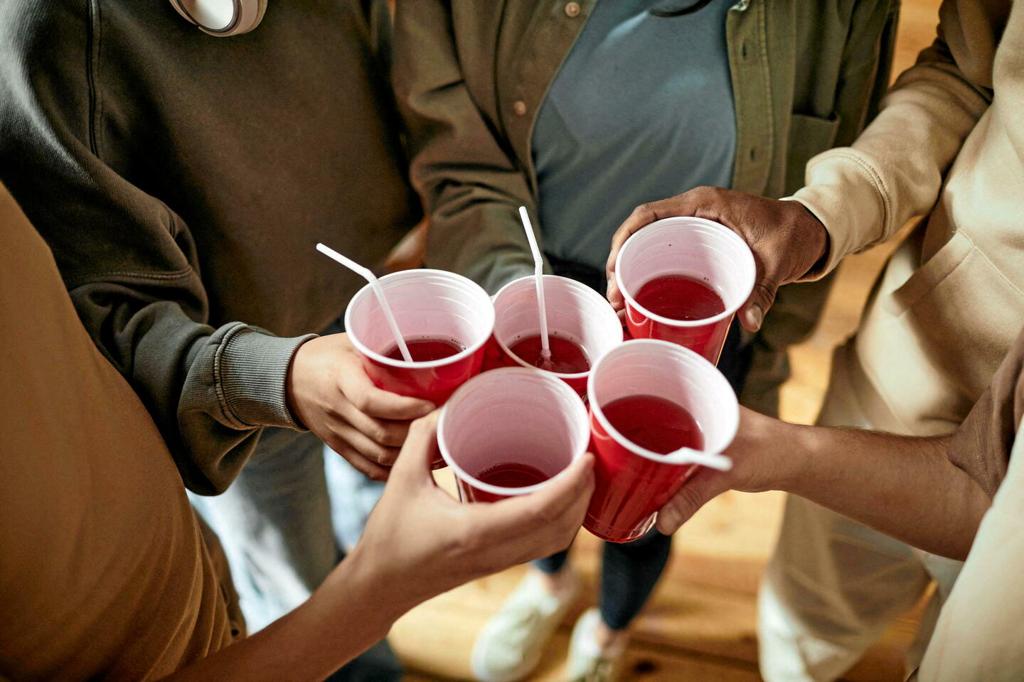 Comment parler consommation d???alcool avec son ado sans lui faire la morale ?