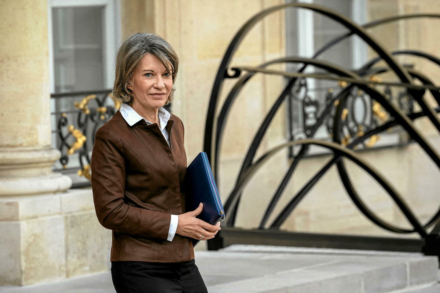 Interdiction du portable à l???école : Anne Genetet fait un pas en arrière