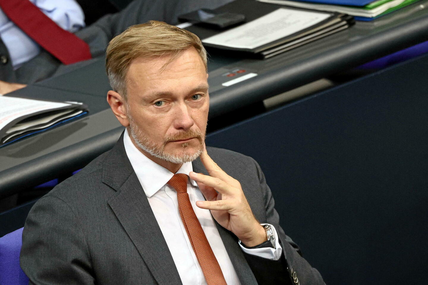 L’Allemagne inquiète face à la « tragédie » budgétaire française