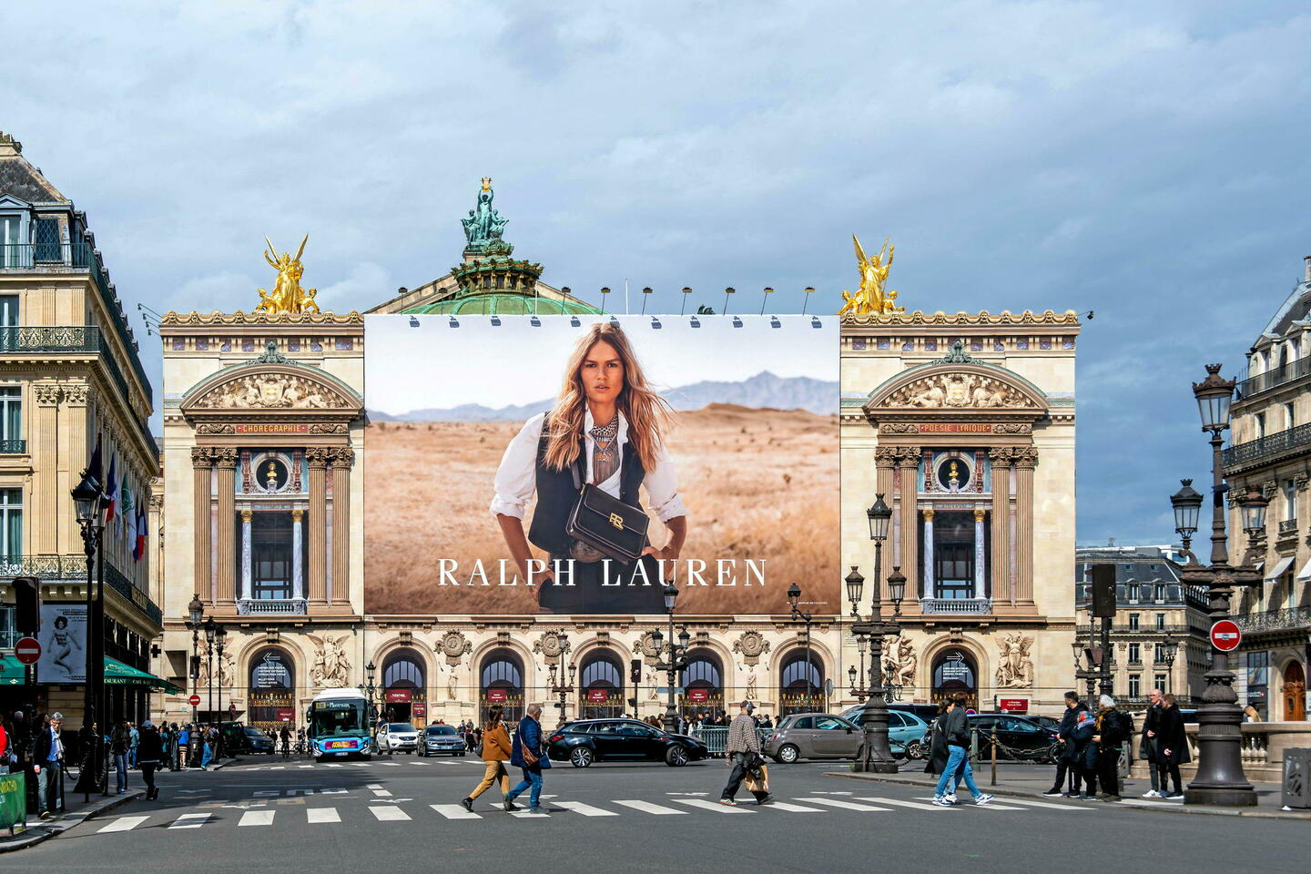 Faut-il interdire les publicités sur les monuments en travaux ?