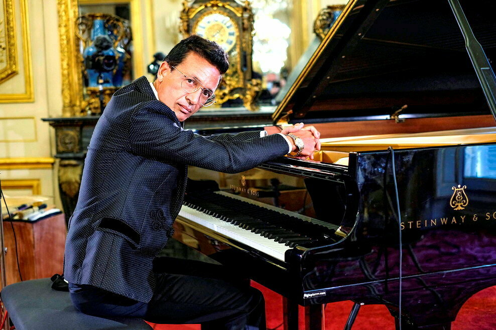 Piano, réseaux et show-biz : l'irrésistible ascension de l'étrange monsieur Harfouch