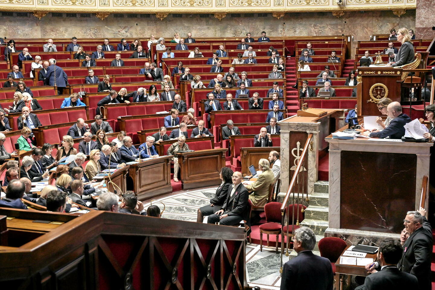 Les députés profitent d’une pause buvette pour adopter un nouvel impôt sur les milliardaires