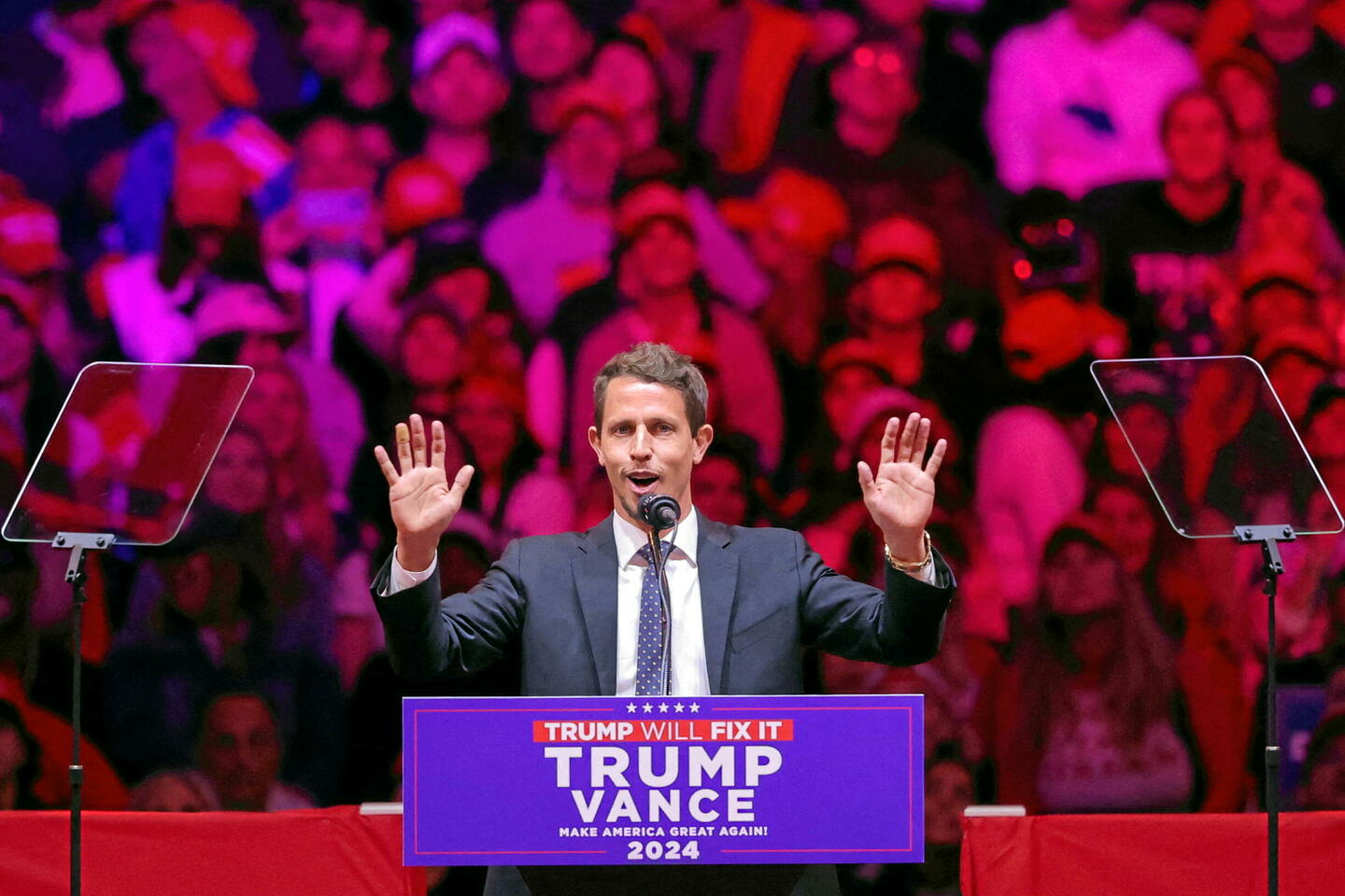 Présidentielle américaine : qui est le très controversé Tony Hinchcliffe ?