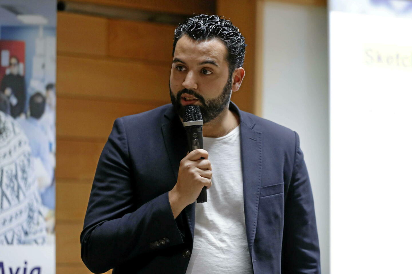 L’humoriste controversé Yassine Belattar accompagne Emmanuel Macron au Maroc