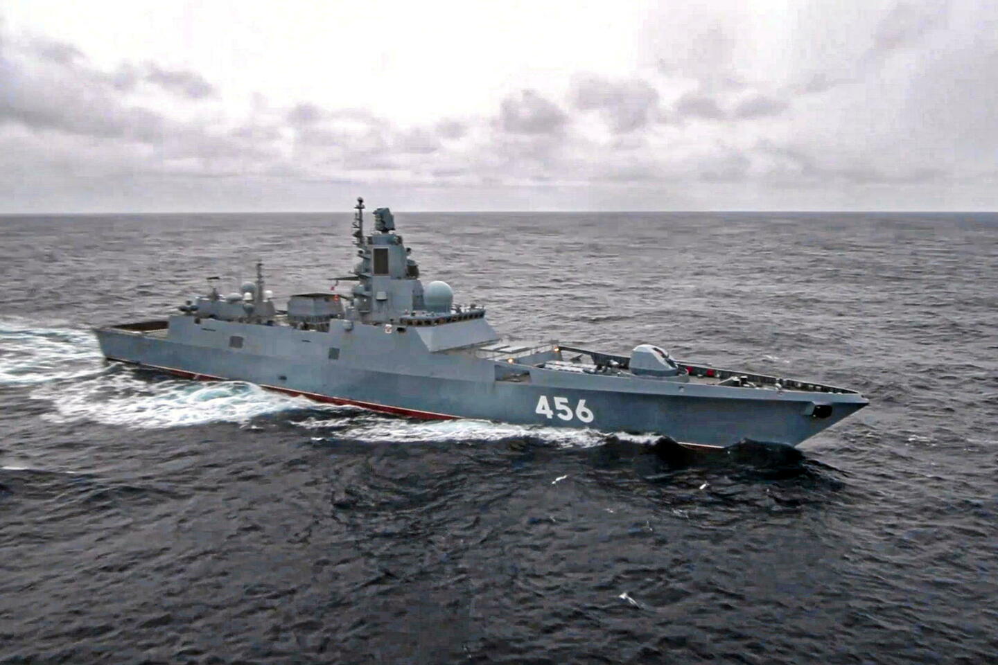 Une frégate russe armée de missiles hypersoniques a traversé la Manche