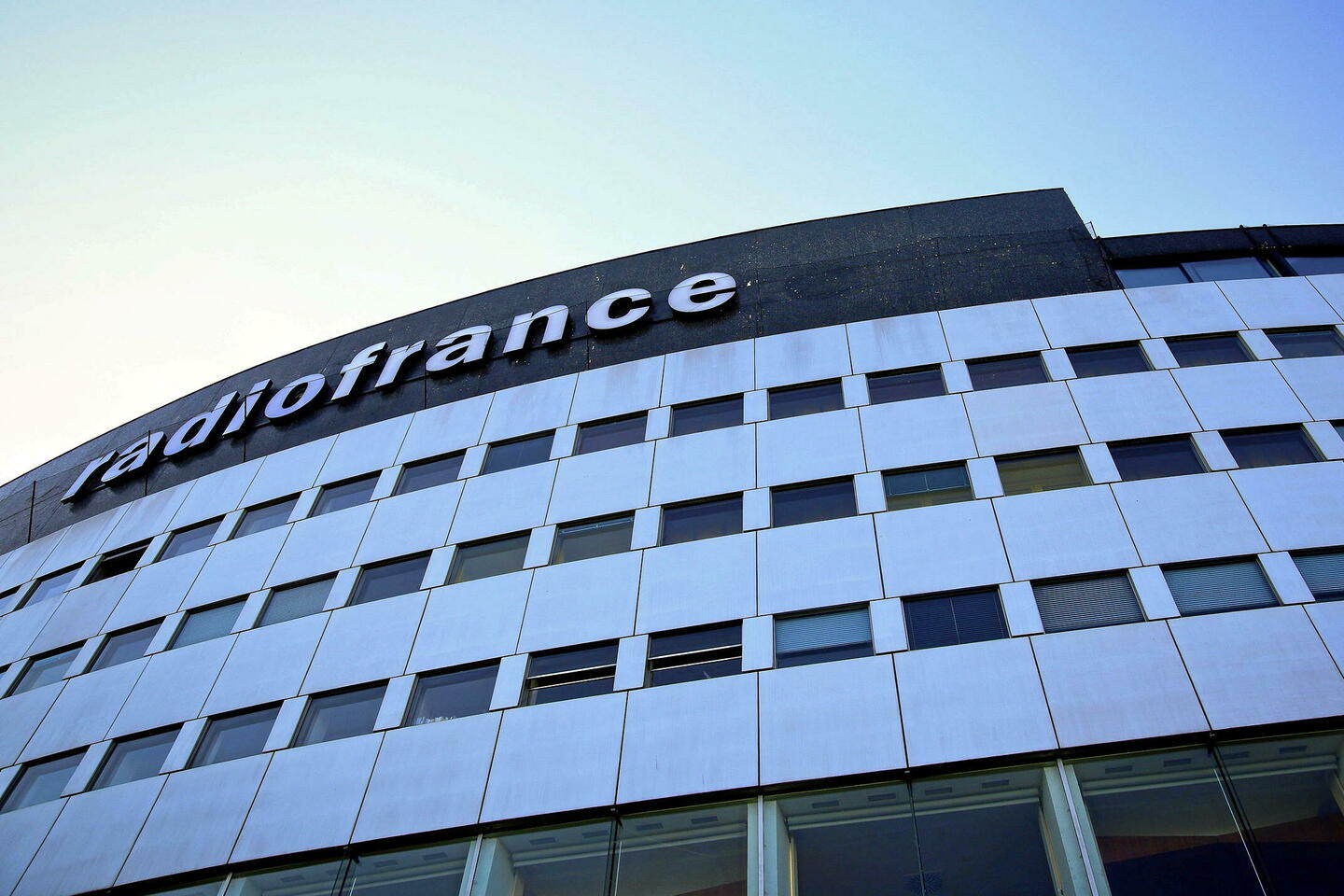 Audiences radio : France Inter s’envole, RTL se fait doubler par France Info