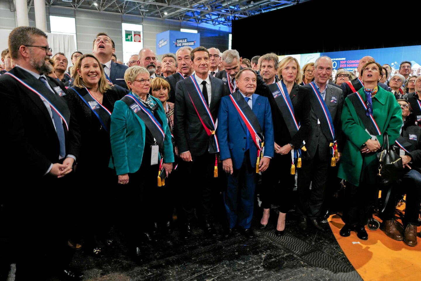 Michel Barnier en opération câlinothérapie auprès des maires de France