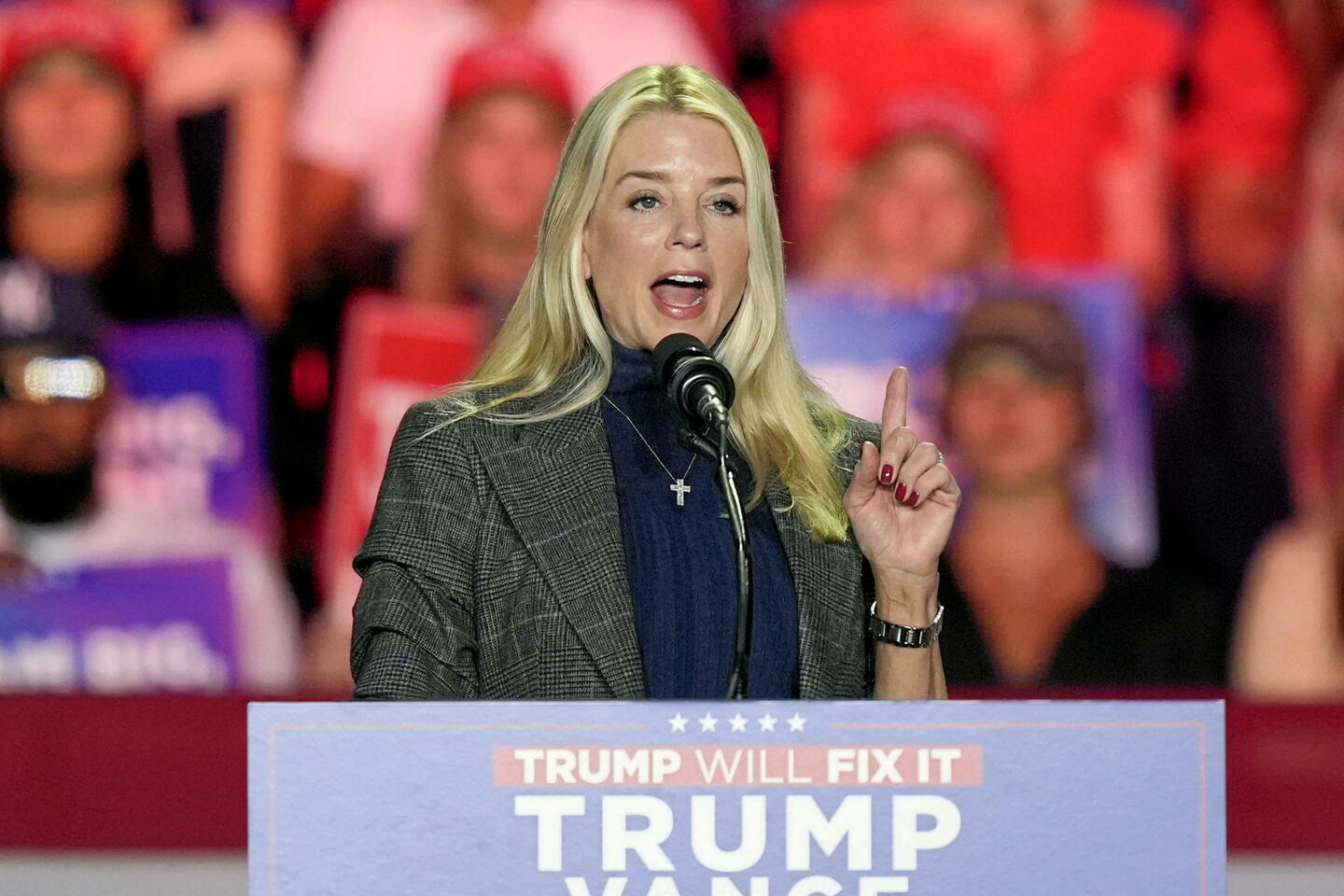 Qui est Pam Bondi, nommée par Trump à la Justice après le retrait de Matt Gaetz