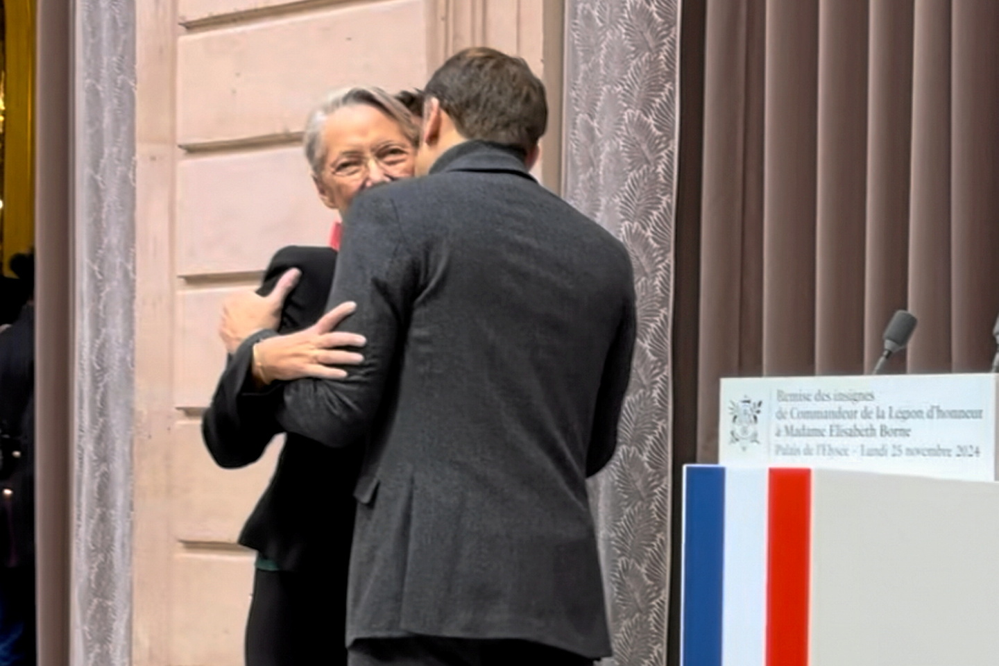 « Moment nostalgie » à l’Élysée : quand Macron décore Borne