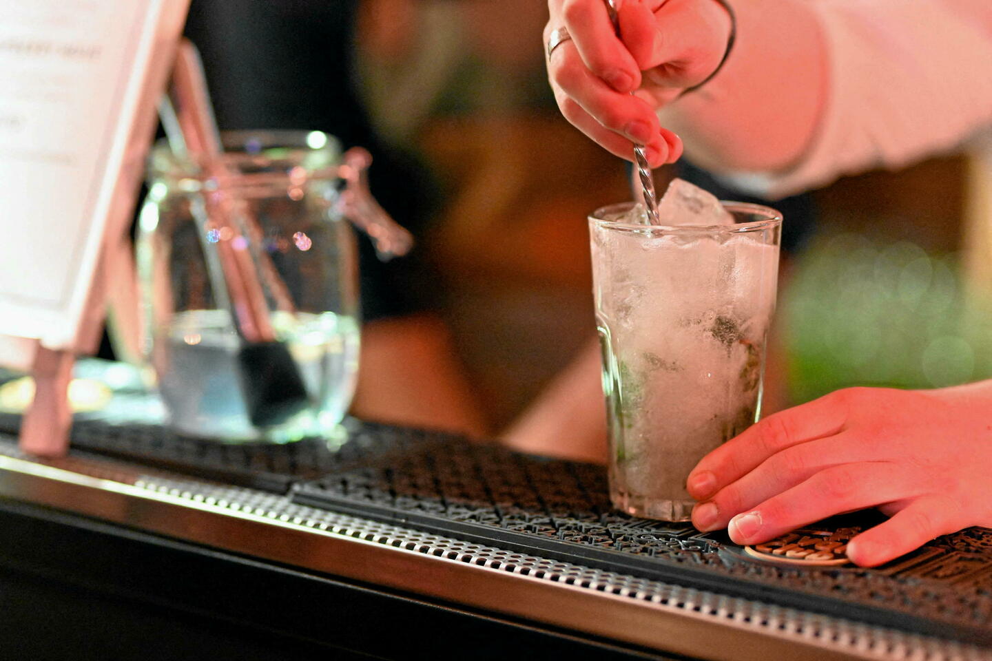 Moins d’alcool, plus d’excès… Les habitudes de consommation des Français changent de plus...