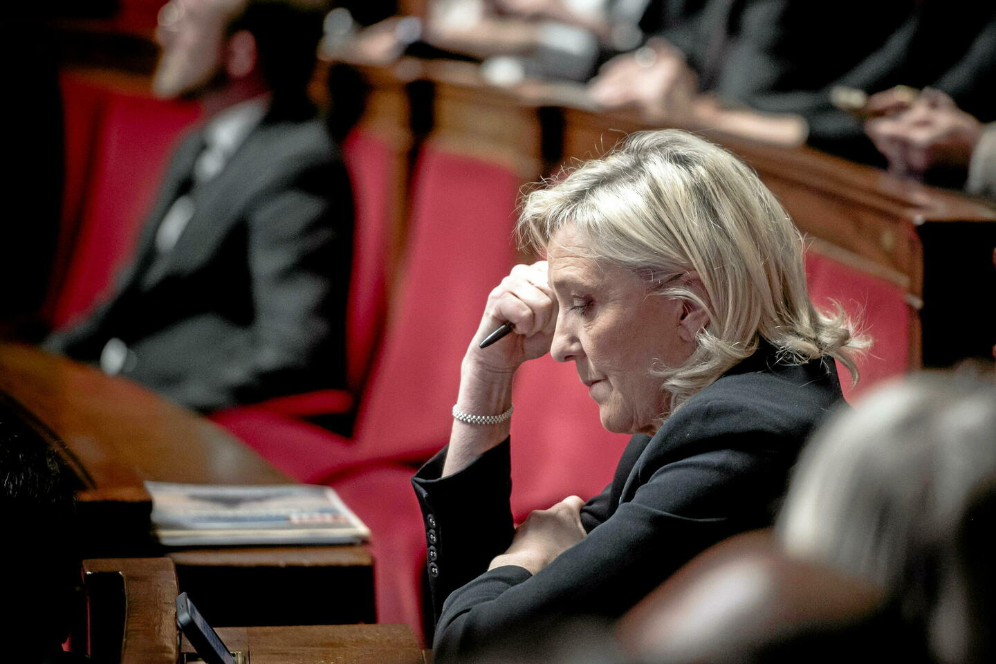 Marine Le Pen au pied du mur de la censure