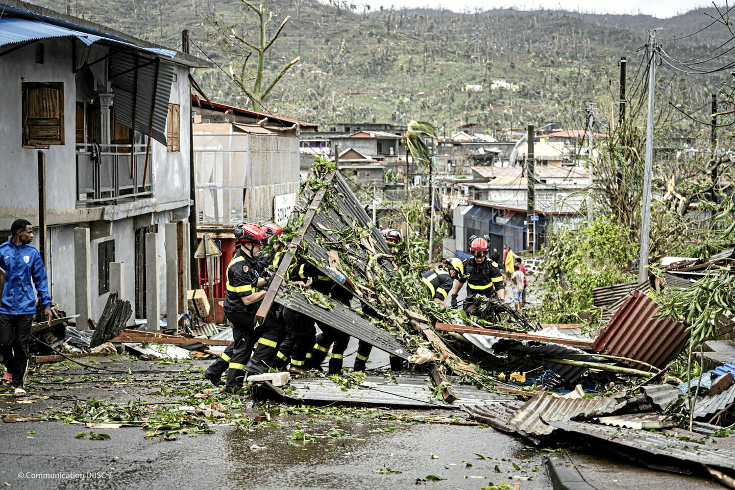 Mayotte après le cyclone : entre deuil et crainte de tensions