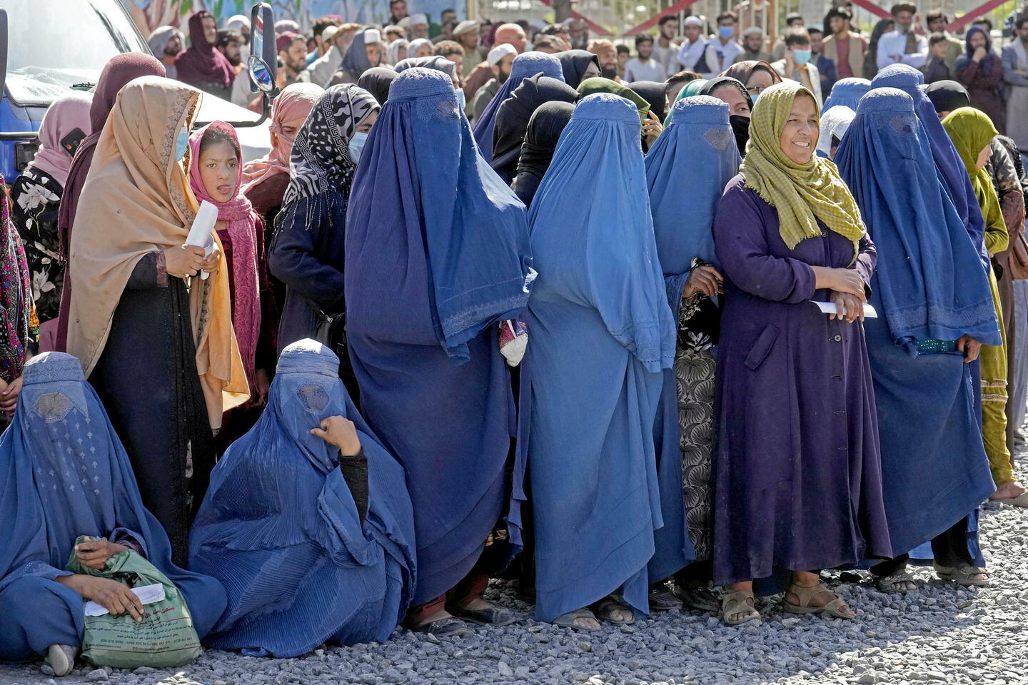 Afghanistan : les talibans interdisent les fenêtres qui permettent de voir des femmes