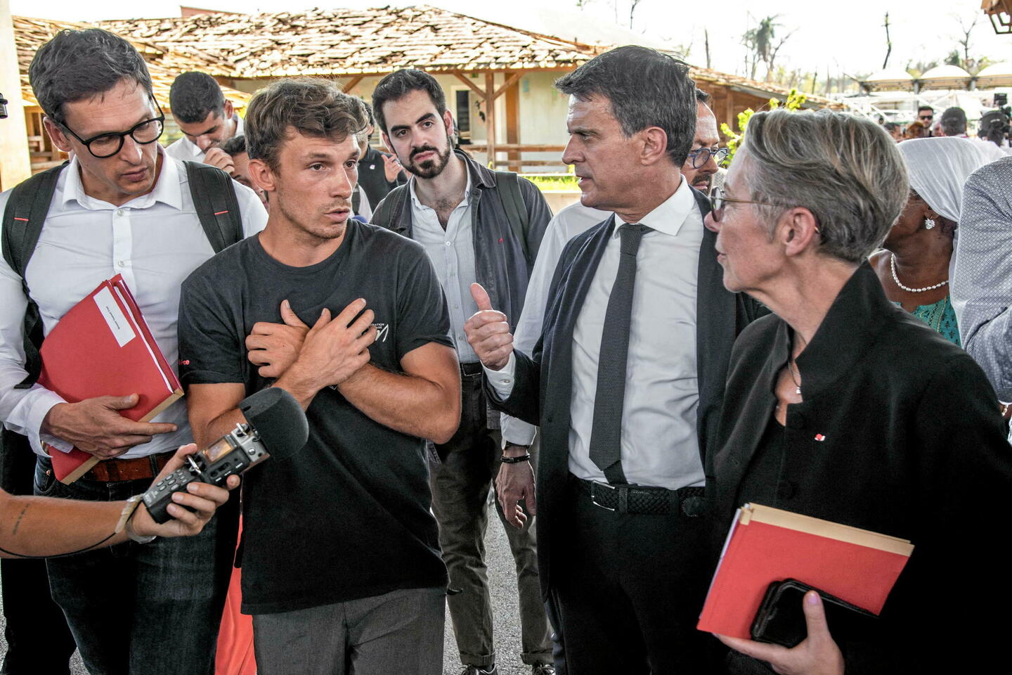 À Mayotte, la fuite « hallucinante » d’Élisabeth Borne face à deux enseignants