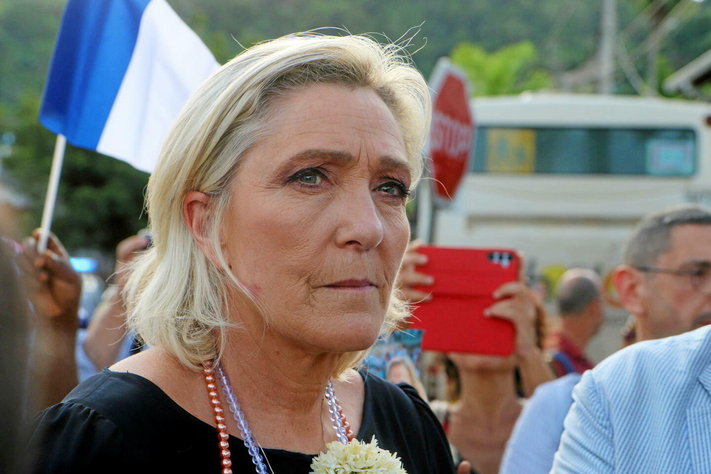 À Mayotte, Marine Le Pen estime que « le gouvernement ne va pas assez loin »