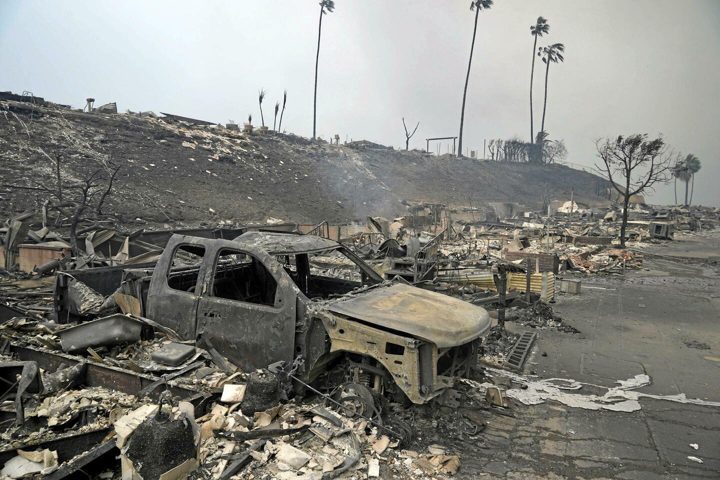 Los Angeles ravagée par les flammes, au moins 5 morts et plus de 1 100 bâtiments détruits