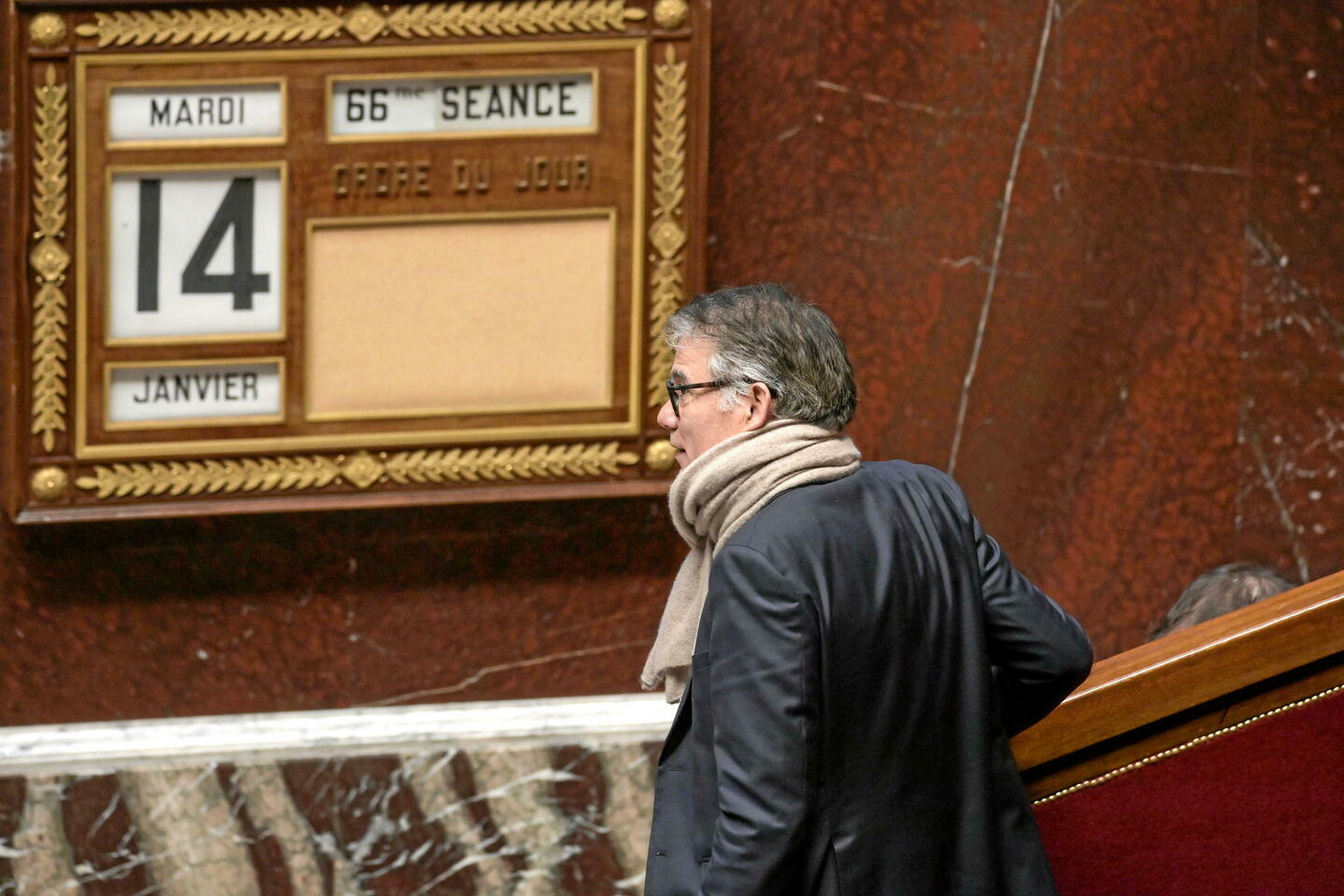 Olivier Faure pris en sandwich entre le NFP et le gouvernement