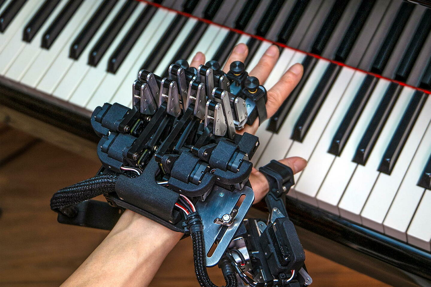 Cet exosquelette de main qui pourrait améliorer le jeu des pianistes