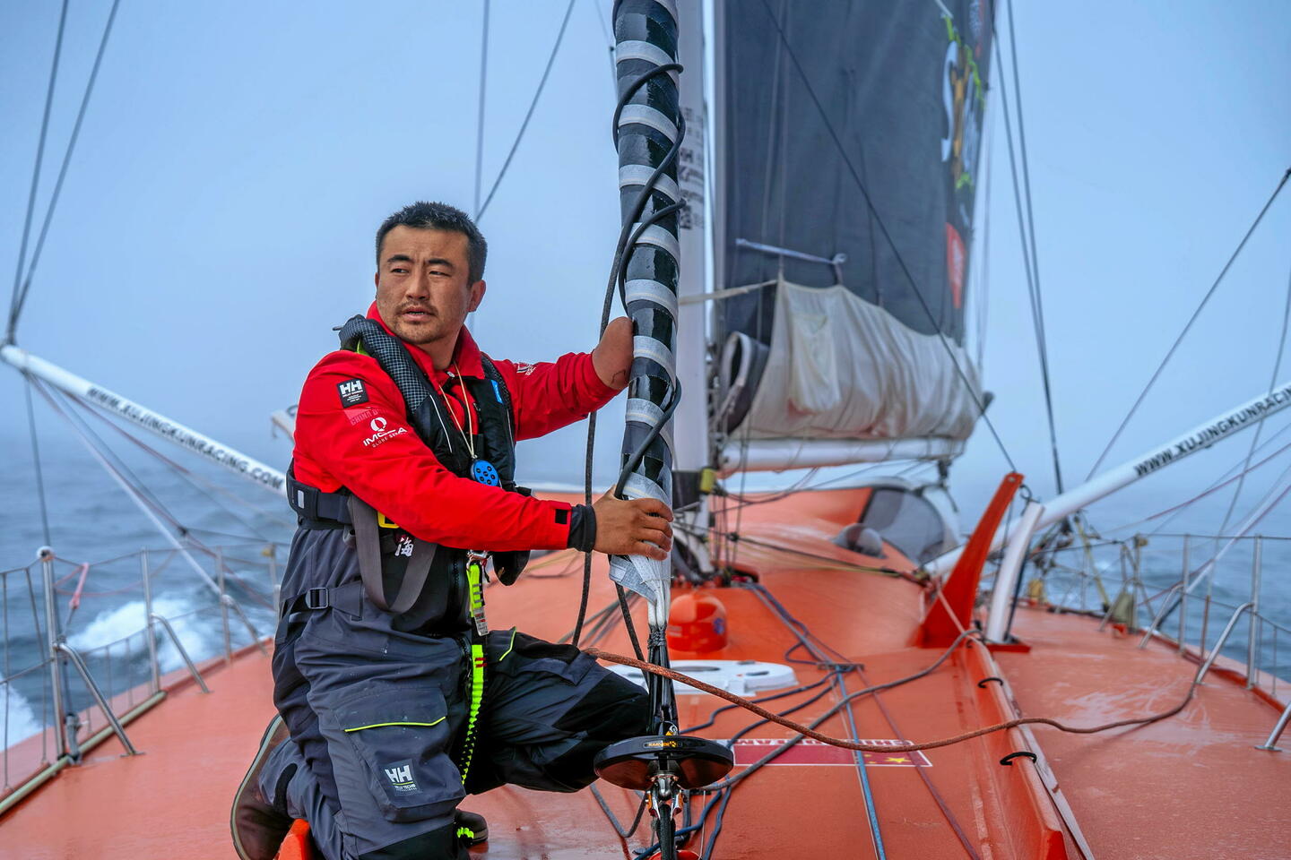 « Capitaine Jingkun », le skippeur chinois qui fait chavirer le Vendée Globe