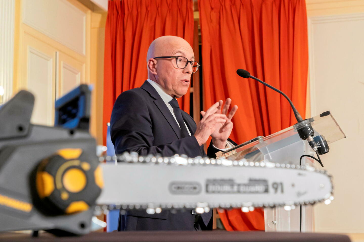 Avec sa tronçonneuse, Éric Ciotti se rêve en Javier Milei français