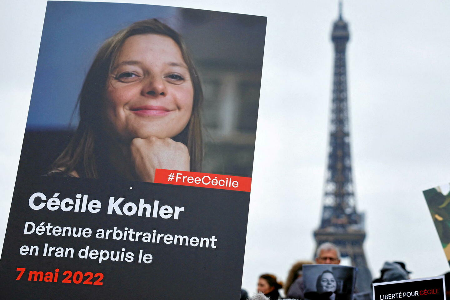Cécile Kohler prisonnière en Iran depuis 1 000 jours : Macron dénonce une détention...