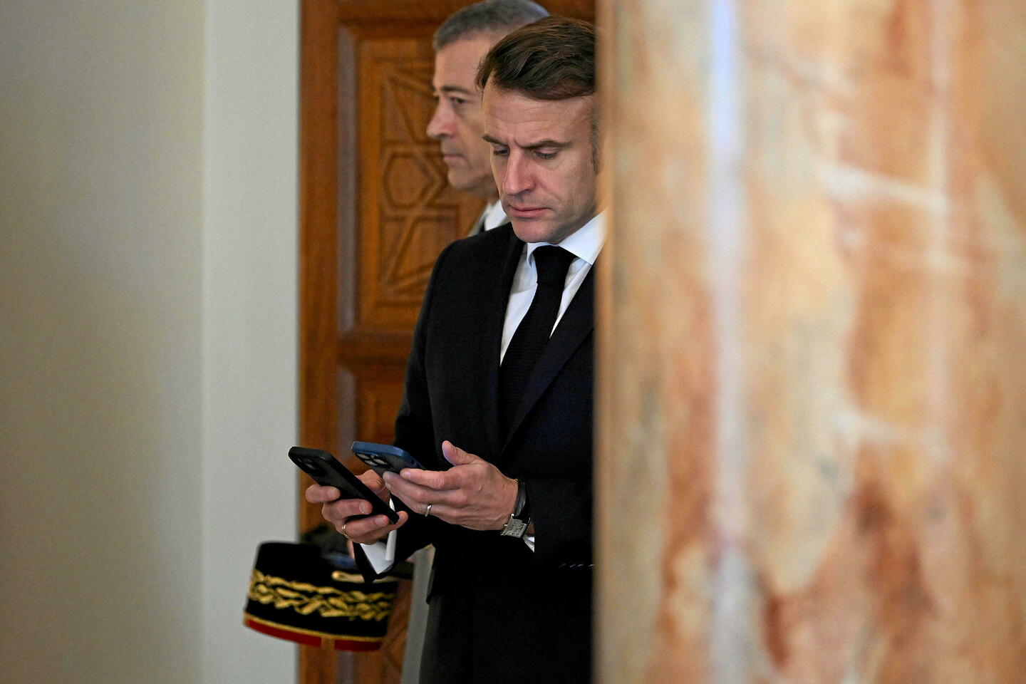 Deepfakes : Emmanuel Macron joue l'autodérision avant le sommet sur l’IA
