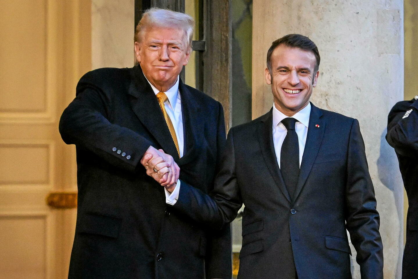 Incertitude et flatterie : comment Macron compte amadouer Trump