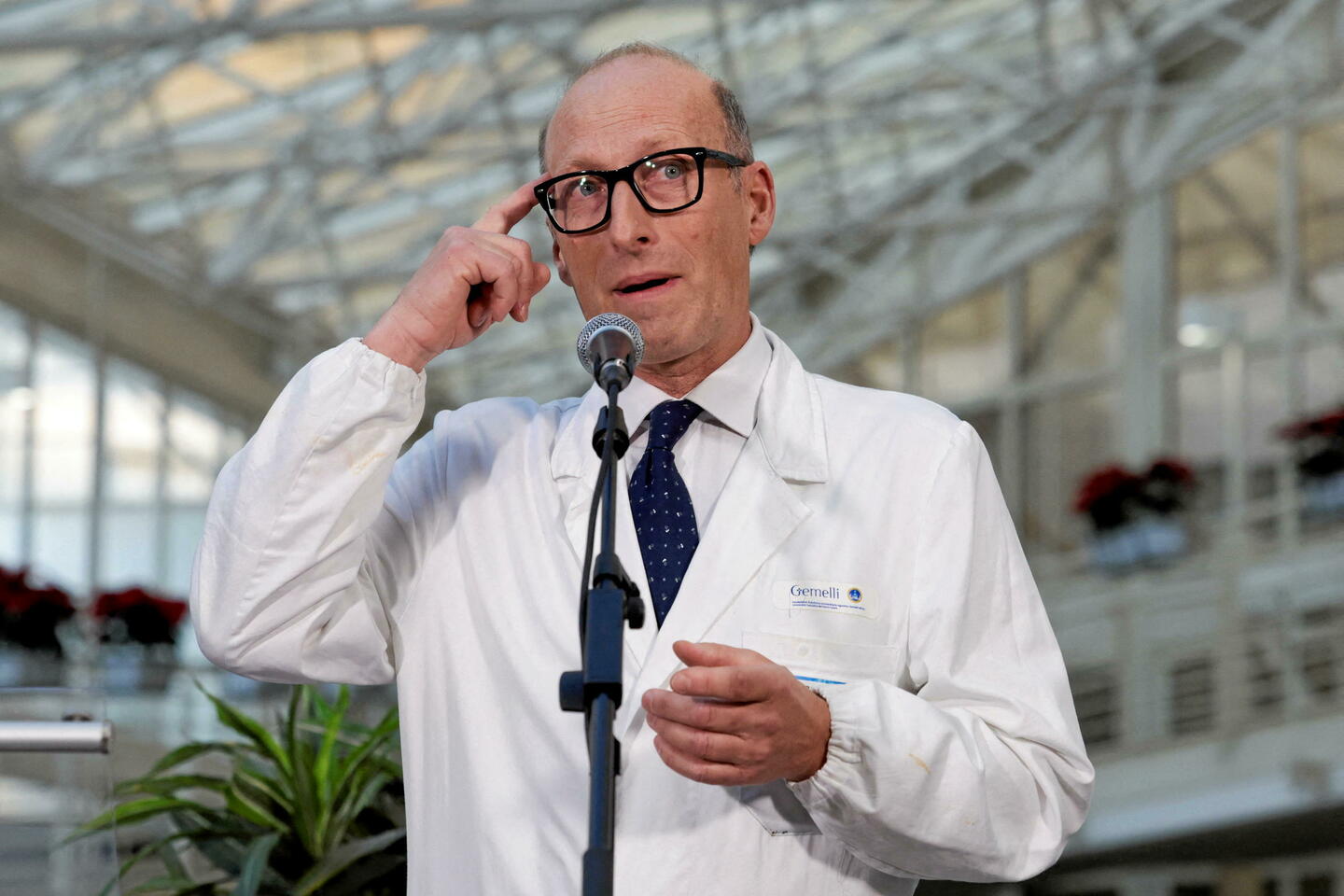 Médecin du pape François, star en Italie, soupçons de fraude… Qui est Sergio Alfieri ?