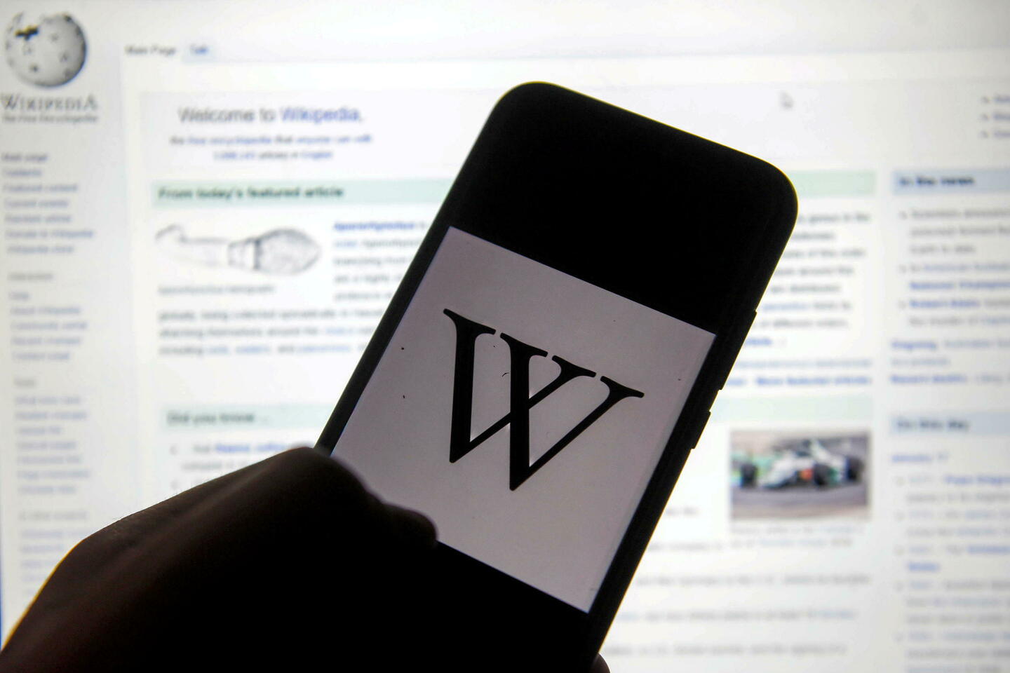 Wikipédia : derrière le savoir « libre », un empire qui monnaye vos contributions