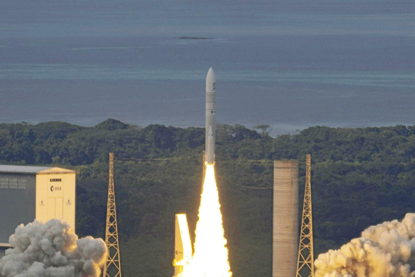 Ariane 6 réussit son premier vol commercial et relance l’autonomie spatiale européenne
