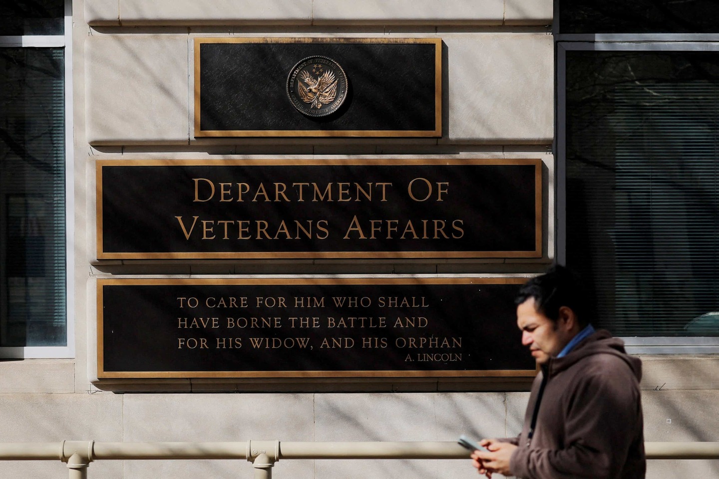 États-Unis : victimes des coupes budgétaires, des partisans de Trump accusent le coup