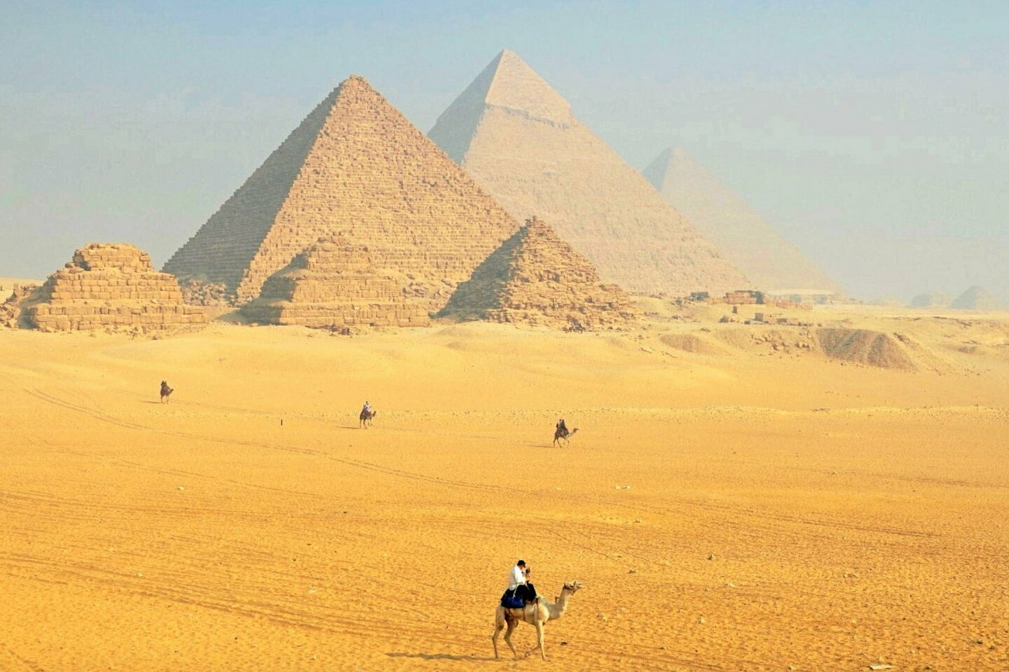 Trappes, tunnels, mécanismes… Que cachent vraiment les grandes pyramides ?