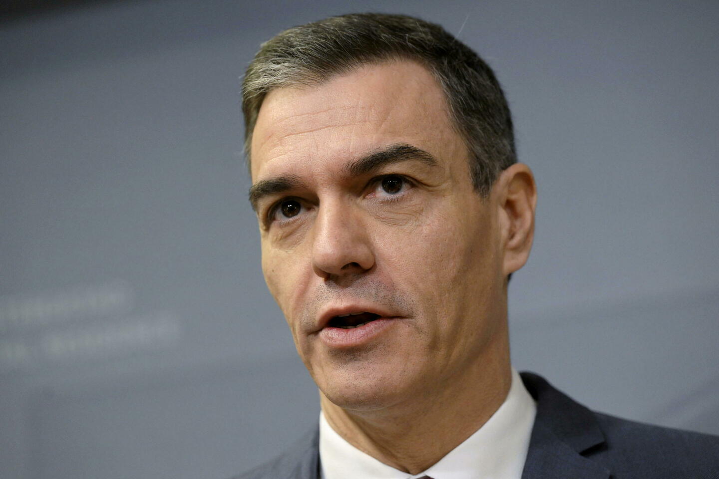« El Pais » : la grande offensive de Pedro Sanchez pour mettre la main sur le premier...