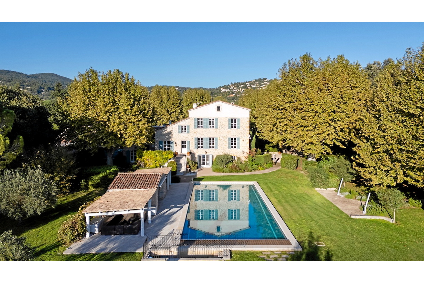 Et si vous deveniez propriétaire d’une bastide « jamesbondienne » en Provence ?