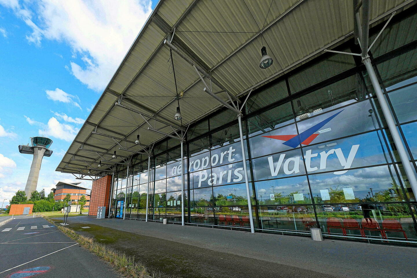 Quand la taxe sur les billets d’avion fait décoller… la fermeture de lignes