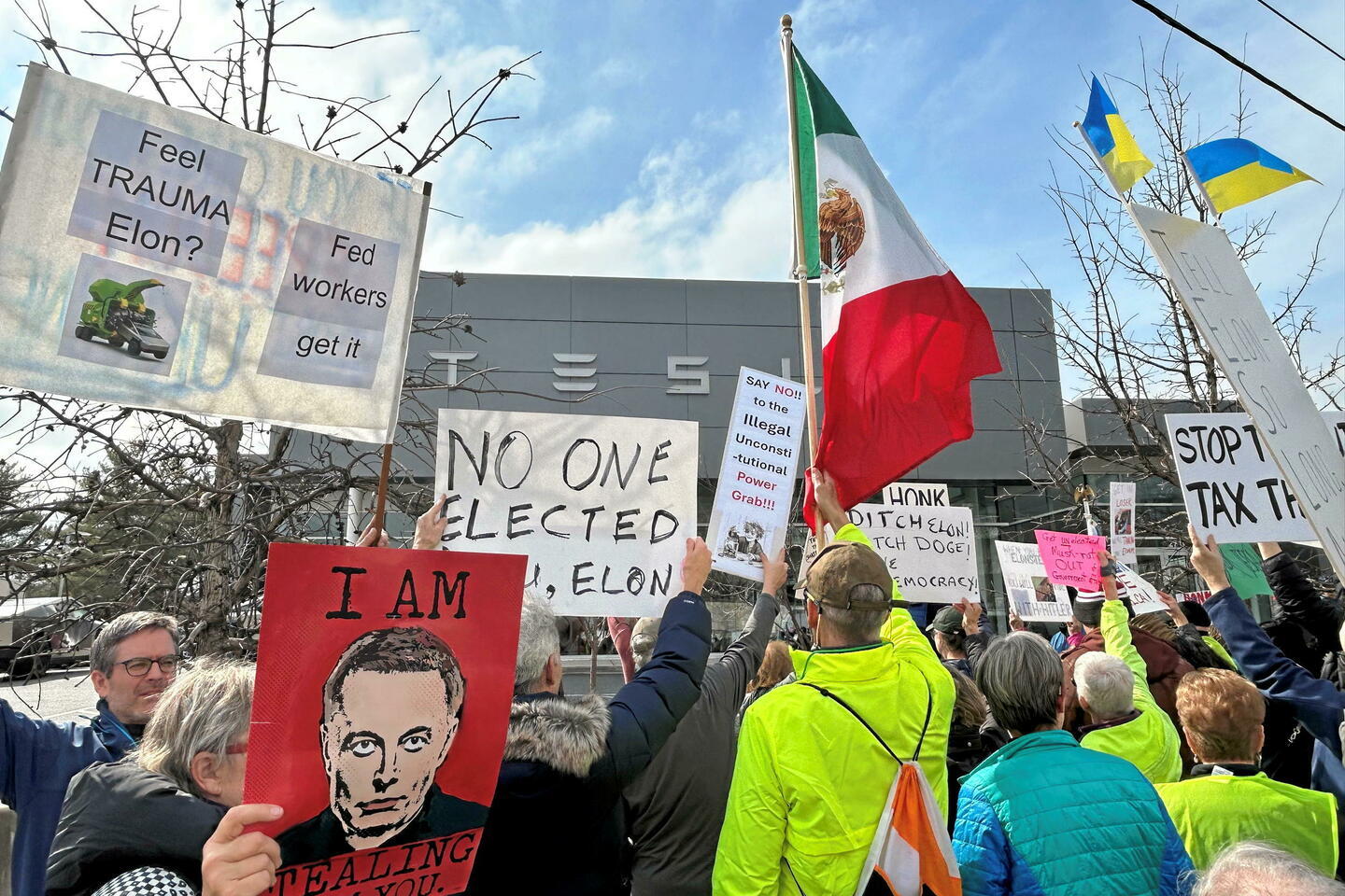 Avec les manifestants anti-Tesla qui dénoncent le « cyber coup d’État » d’Elon Musk